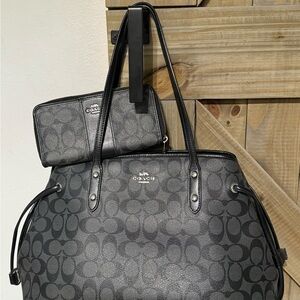 Coach Signature Tote Bag + Matching Zip Wallet Set – Black | Spacious & Chic